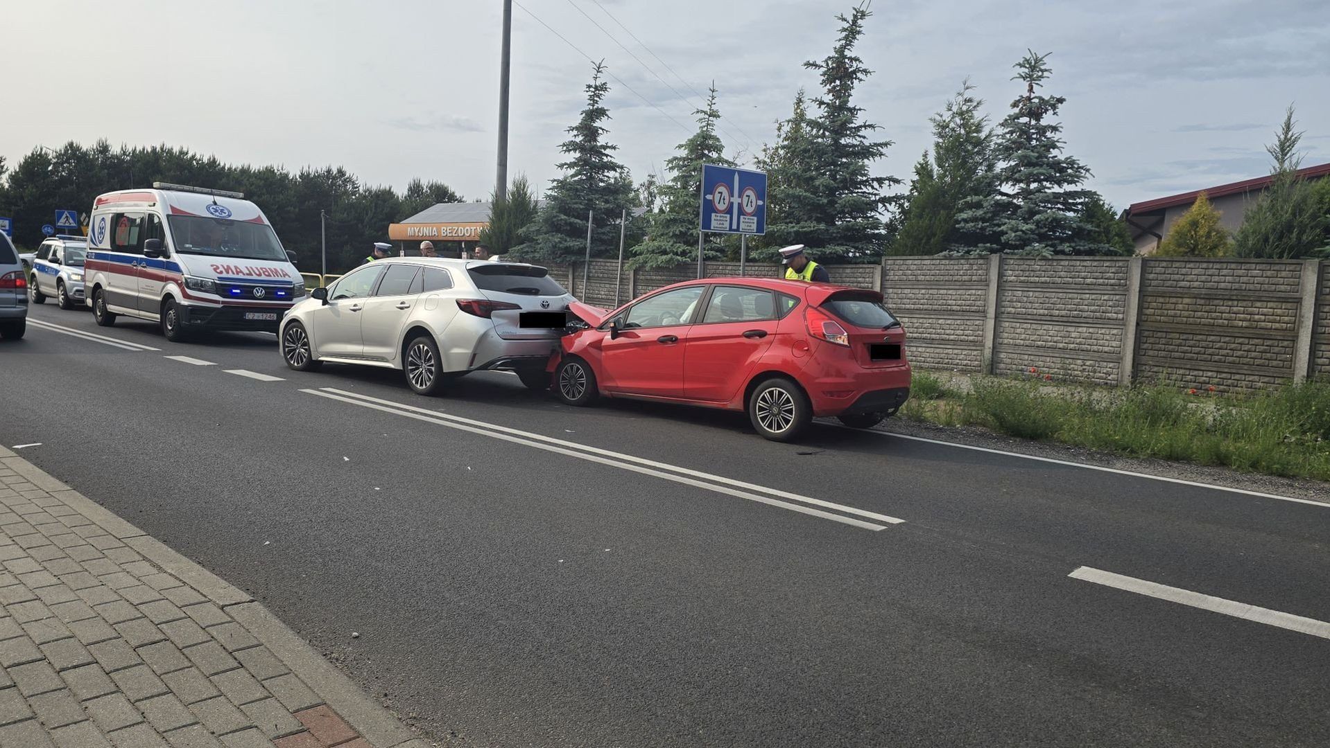 Kolizja w Stawkach. Zderzyły się dwa pojazdy toyota i ford