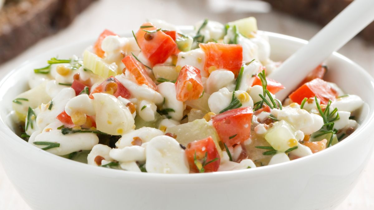 Prosta sałatka z serka wiejskiego na śniadanie