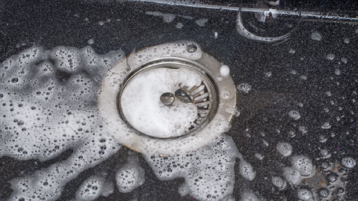 Sprawdź, jak odetkać zatkany odpływ