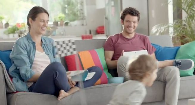 mBank i AXA rodzinnie reklamują ubezpieczenie komunikacyjne (wideo)