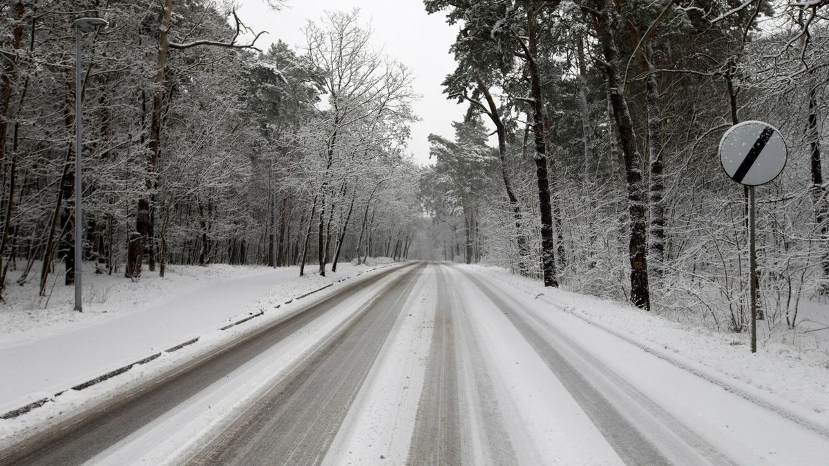Lokalne drogi zasypane. Komunikat policji. Zdj. poglądowe