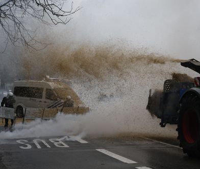 Bruksela sparaliżowana. Policja oblewana gnojówką, rozbite blokady