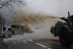 Bruksela sparaliżowana. Policja oblewana gnojówką, rozbite blokady