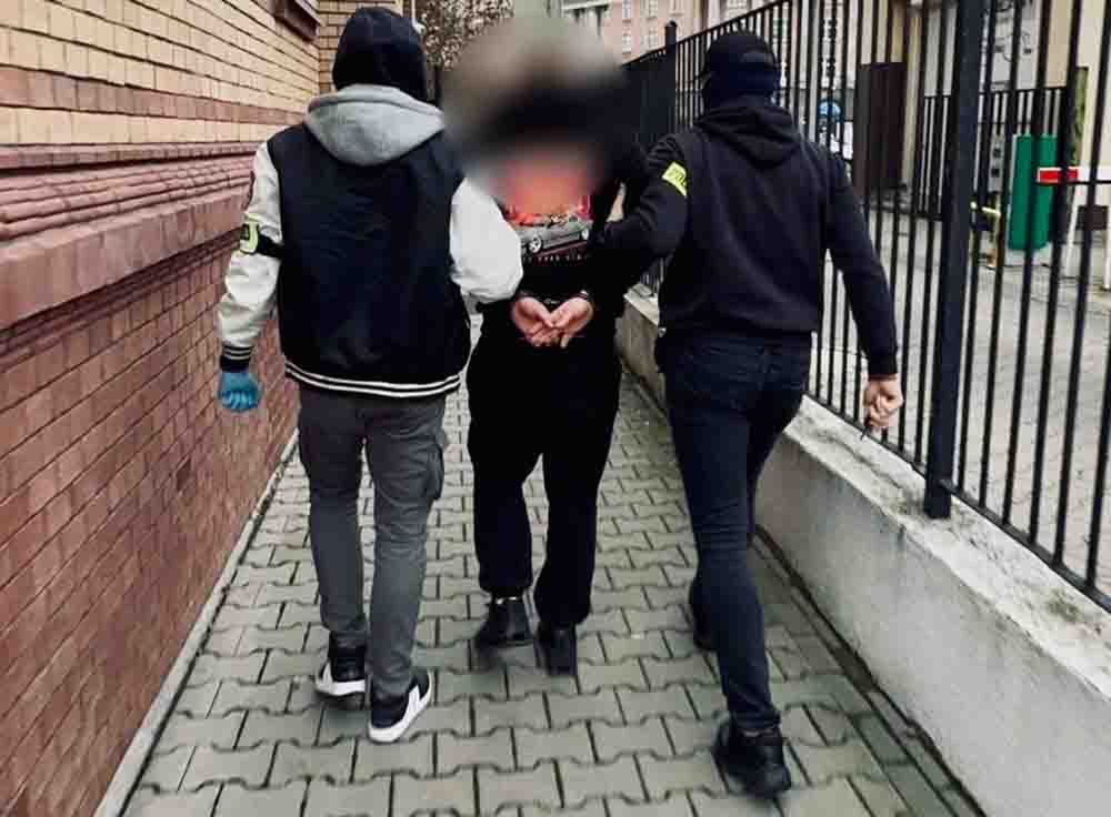 Poznań: Kilogram narkotyków i tysiące tabletek w mieszkaniu 31‑latka