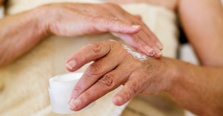 Ten krem działa cuda. Uratuje każdą skórę
