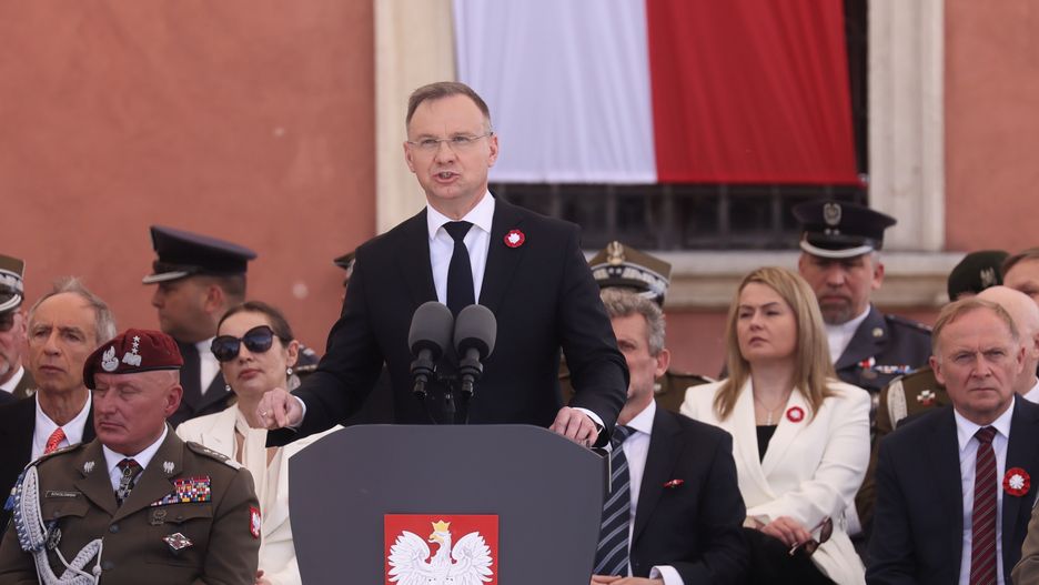 Warszawa, 03.05.2024. Prezydent RP Andrzej Duda (C) przemawia podczas uroczystości na placu Zamkowym w Warszawie, 3 bm. Trwają obchody rocznicy uchwalenia Konstytucji 3 Maja. (sko) PAP/Leszek Szymański