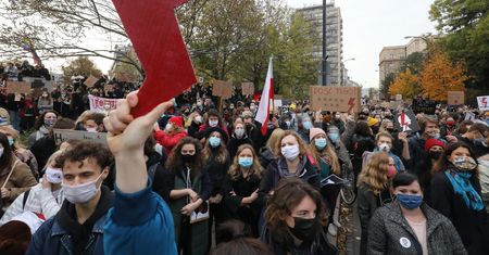 Znak błyskawicy. Symbol Strajku Kobiet, ale i Szarych Szeregów