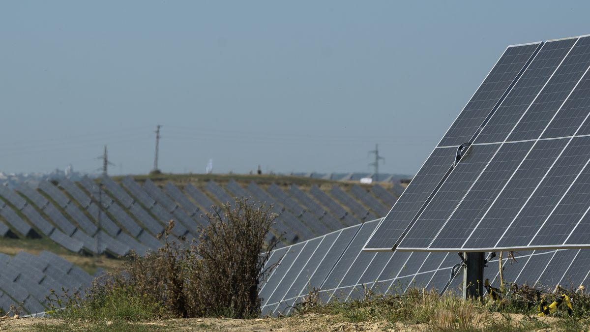 A view of some of the 400,000 bifacial solar panels installed by French oil company TotalEnergies during their inauguration in Guillena, province of Seville, southern Spain, 22 May 2025. It is TotalEnergies' largest solar energy cluster in Europe to date, with an installed capacity of 263 megawatts and an annual generating capacity of 515 gigawatt-hours. EPA/RAUL CARO Dostawca: PAP/EPA.
