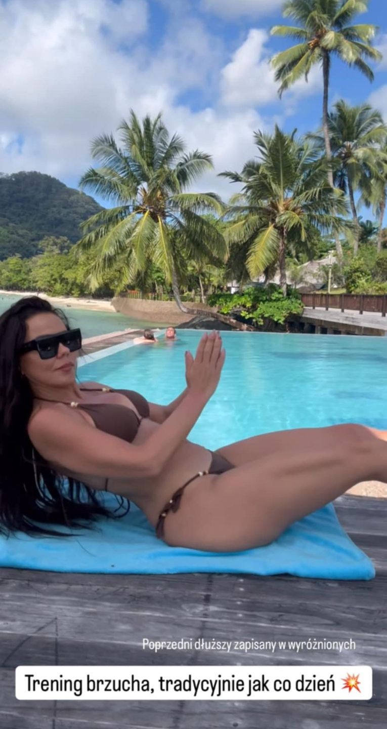 Wakacyjna Sylwia Bomba ćwiczy brzuch