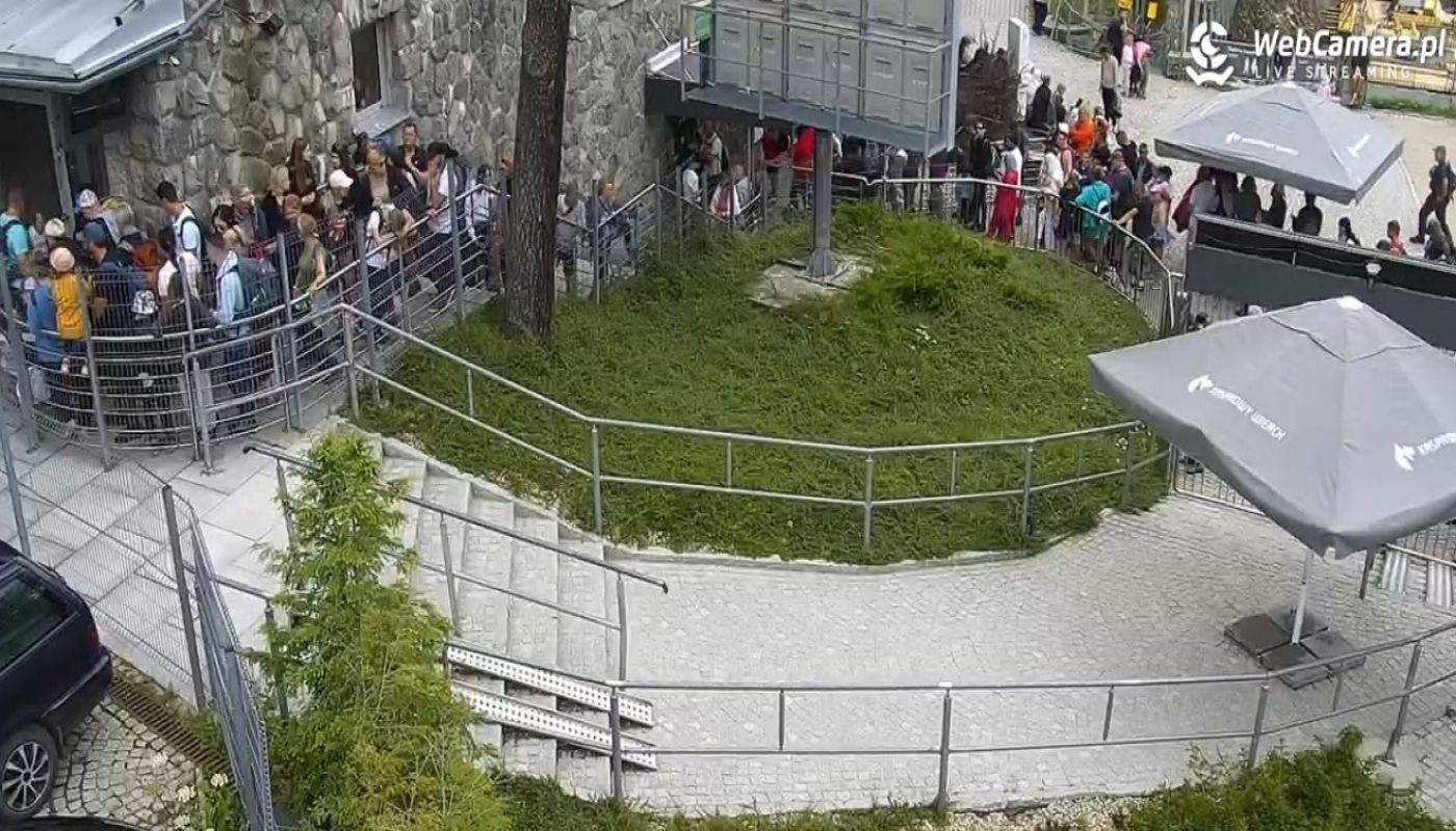 Turyści szturmują Tatry. Gigantyczna kolejka w Kuźnicach