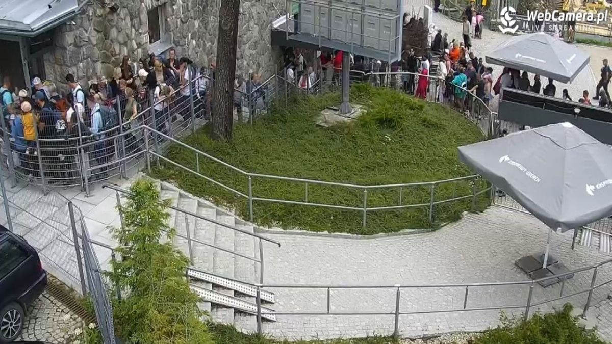 Turyści korzystają z pięknej pogody