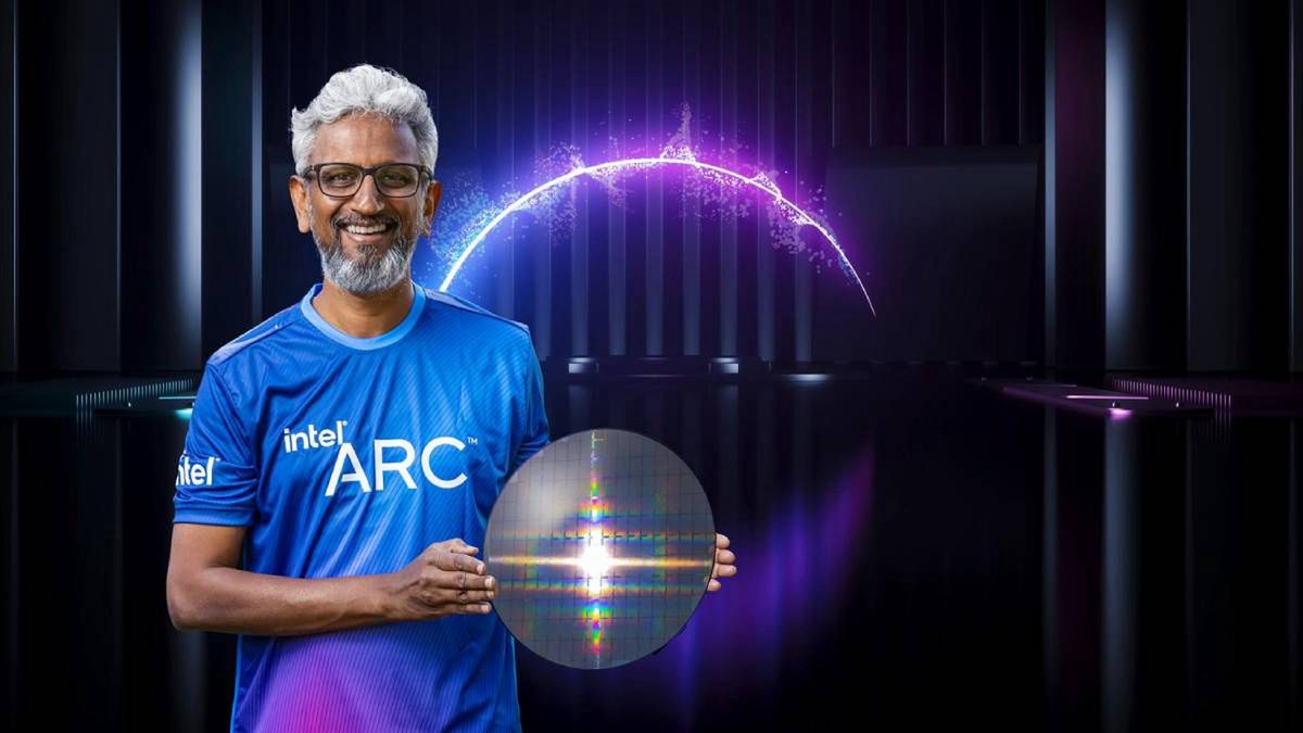 Raja Koduri z waflem krzemowym Intel ARC