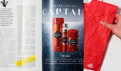 Papierowa pachnąca marynarka naturalnych rozmiarów reklamuje Old Spice