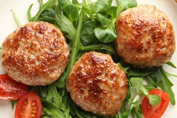 Dodaj łyżkę tego składnika do masy. Mielone wyjdą niesamowicie delikatne, soczyste, a ich smak będzie wyrazisty