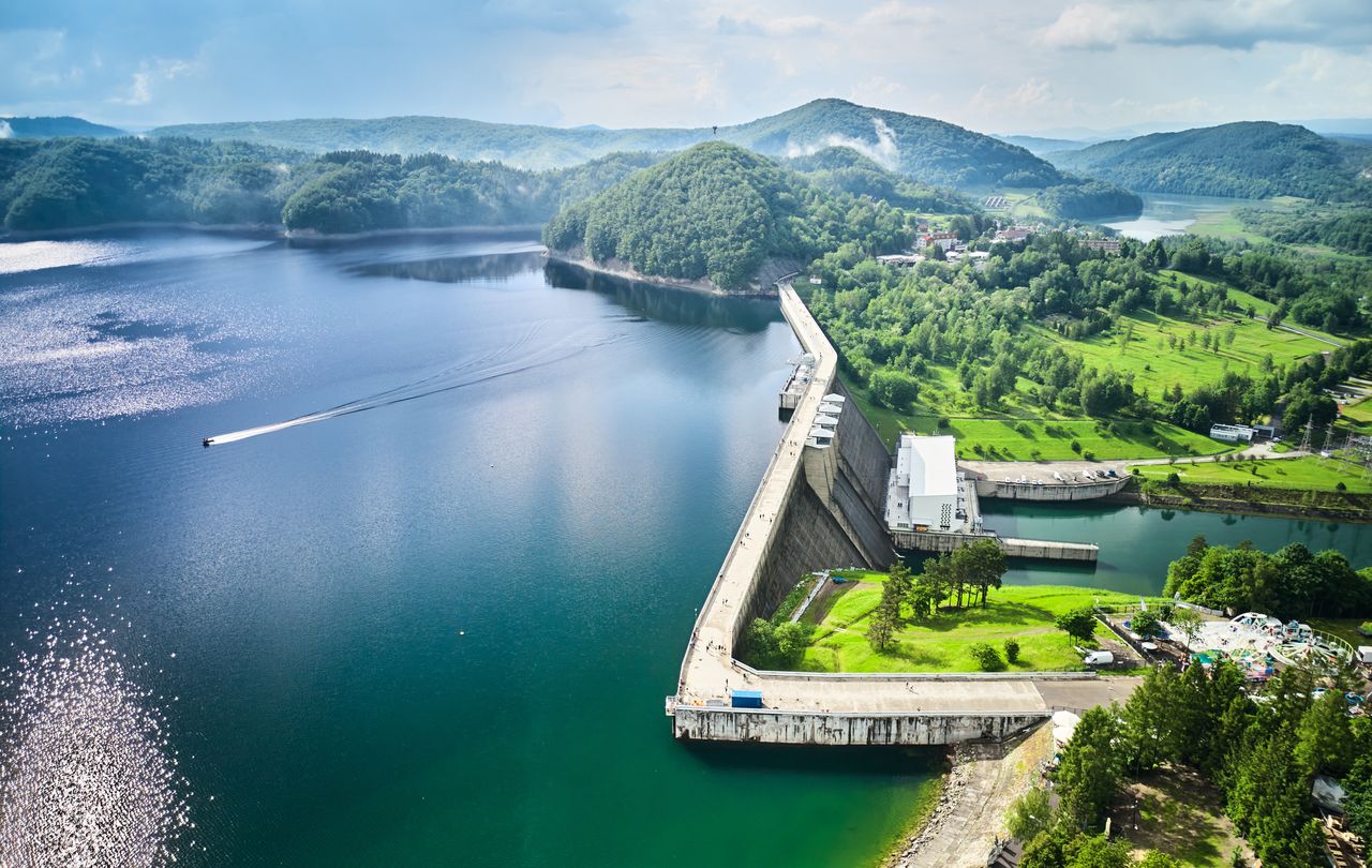 Zapora wodna  jest największą budowlą hydrotechniczną w Polsce