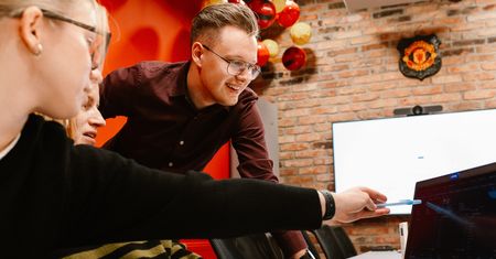 Pozycjonowanie w dobie AI – co mówią dane i jak przełożyć je na wyniki Twojej firmy?