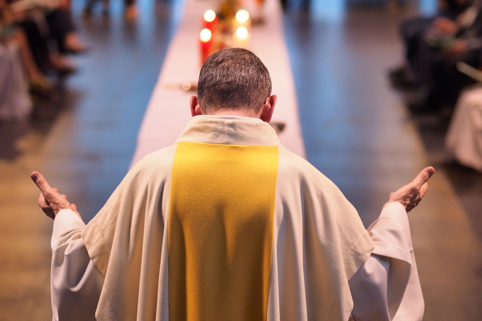 Dziennikarze ujawnili dane. Oto ile naprawdę polski rząd dał Kościołowi