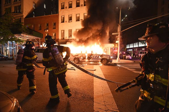 Nowy Jork. Strażacy gaszą płonący radiowóz.