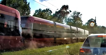Zderzenie dwóch tramwajów w Łodzi. Jest nagranie z momentu wypadku