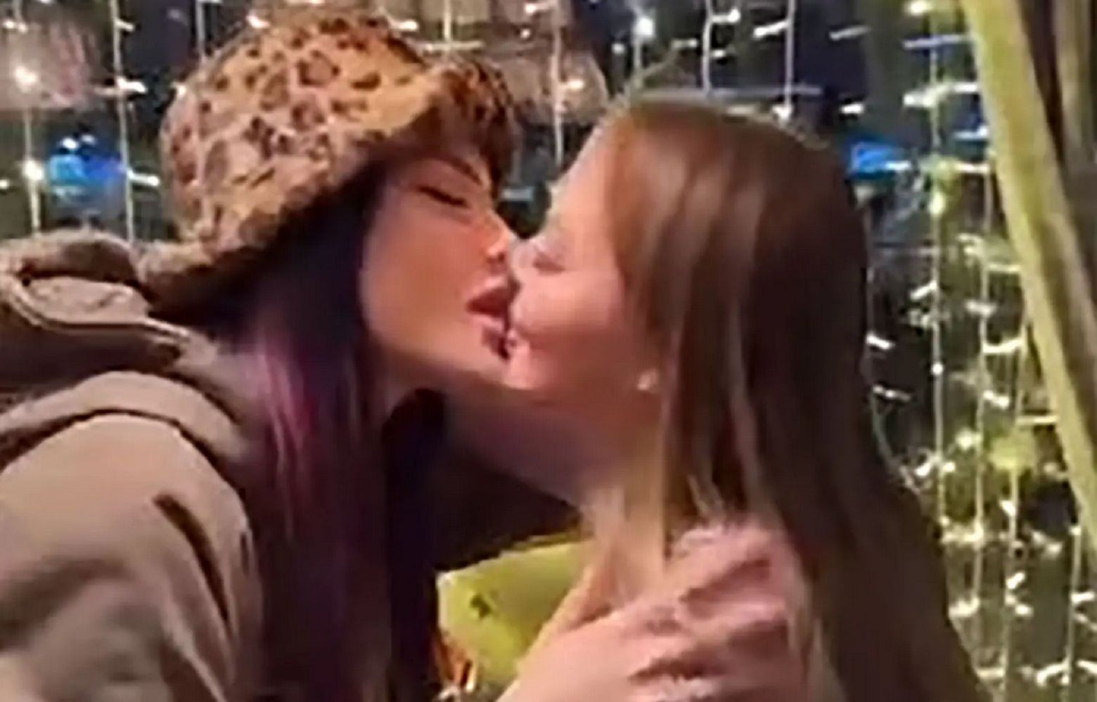 Rosjanki pocałowały się publicznie. Zostały zatrzymane przez policję