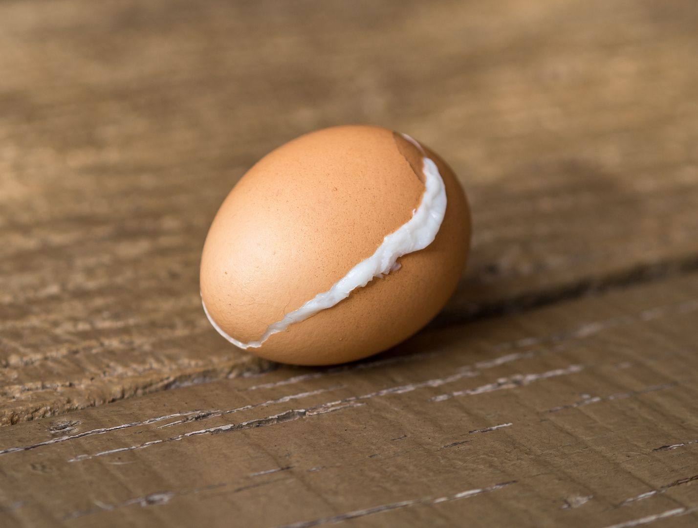 Jajka pękają podczas gotowania? Dodaj do wody jedną rzecz