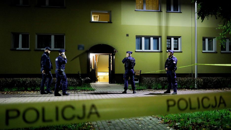 Oświęcim, 05.11.2022. Policja na miejscu zdarzenia, 5 bm. Policja otrzymała powiadomienie o odnalezieniu zwłok 26-letniej kobiety w jej mieszkaniu w Oświęcimiu. Obrażenia na ciele wskazywały, że do śmierci mogły się przyczynić osoby trzecie. Trwają poszukiwania pięcioletniej córki kobiety oraz jej partnera. (mr) PAP/Tomasz Wiktor