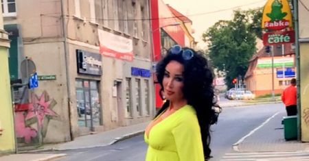 Ewa Minge w żółtej sukience