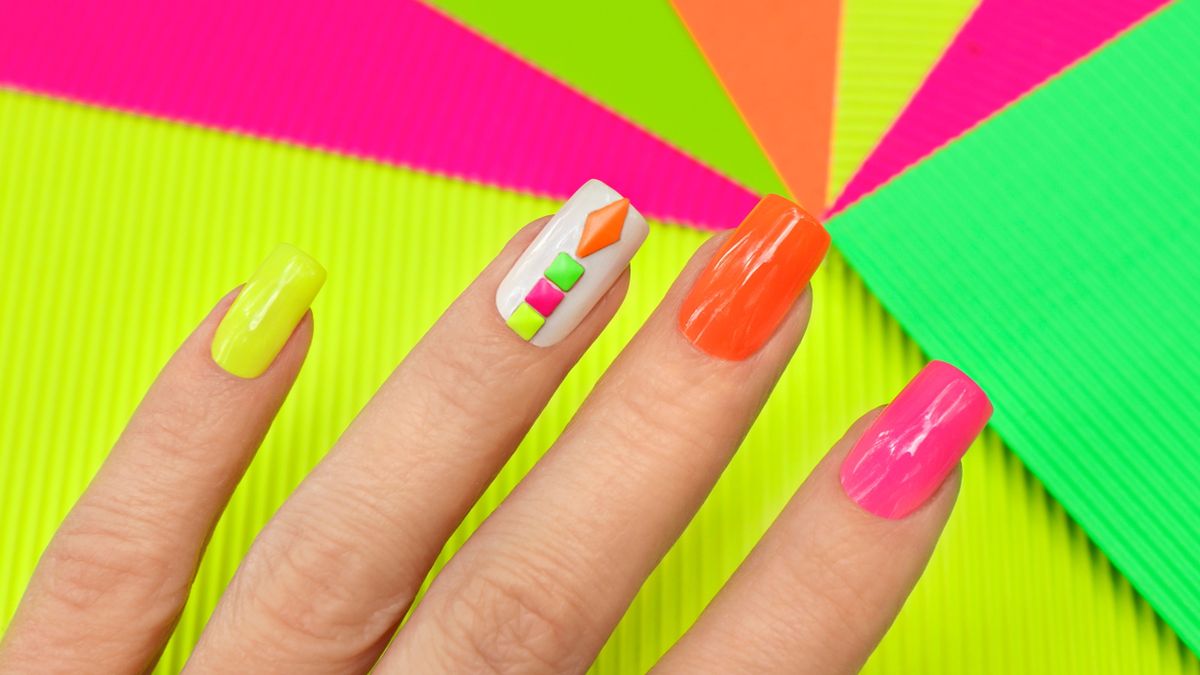 Neonowe paznokcie są bardzo elektryzujące i przykuwają uwagę