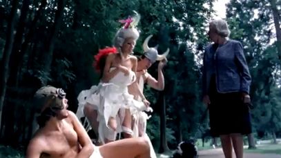 Kto używa półnagich dziewcząt i papieru toaletowego w reklamach? 1