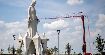 Niemcy przecierają oczy. W polskiej wsi stanęła gigantyczna figura Maryi