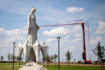 Niemcy przecierają oczy. W polskiej wsi stanęła gigantyczna figura Maryi