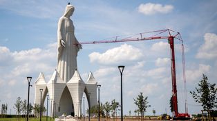 Niemcy przecierają oczy. W polskiej wsi stanęła gigantyczna figura Maryi