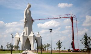 Niemcy przecierają oczy. W polskiej wsi stanęła gigantyczna figura Maryi