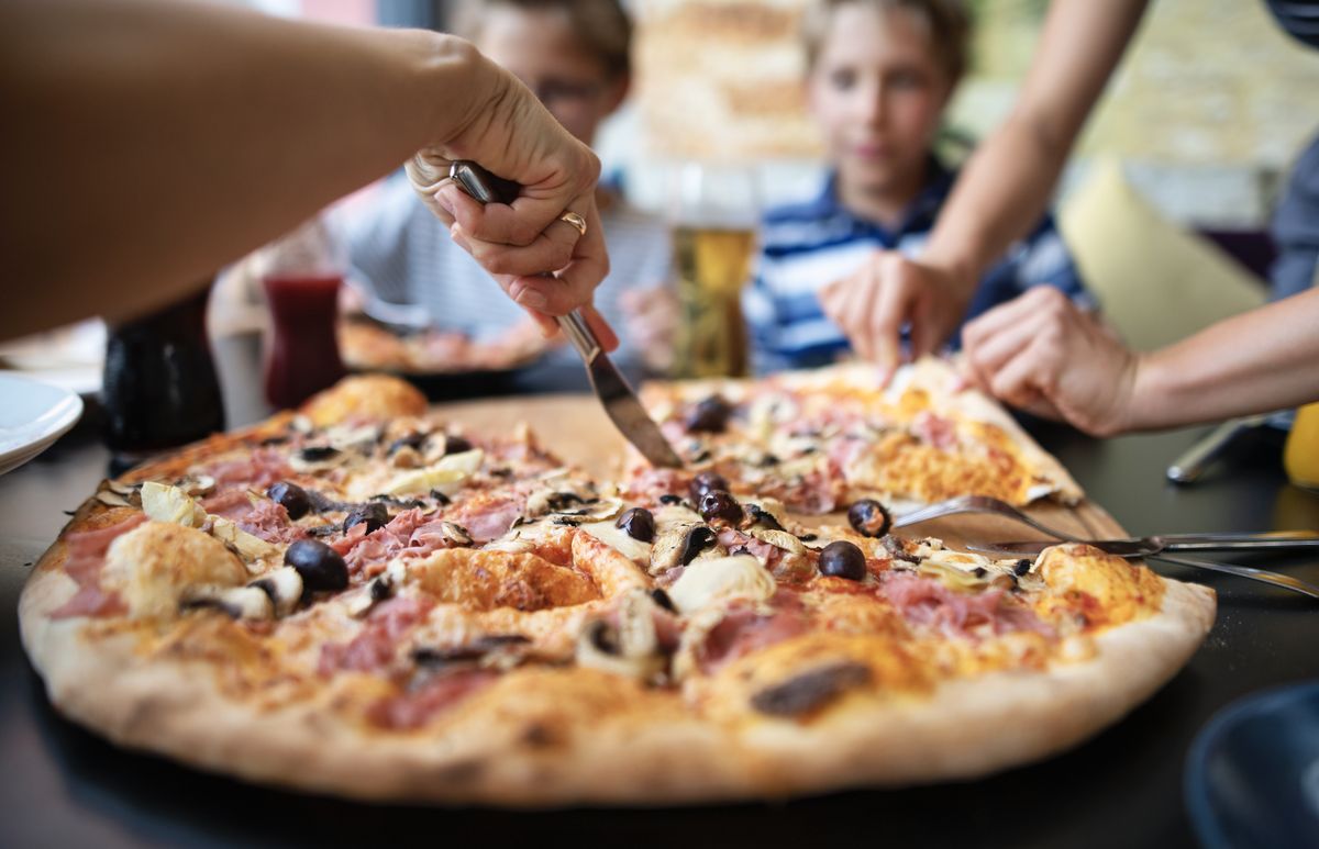 Tragiczna śmierć młodego mężczyzny po zjedzeniu jednego kawałka pizzy zmobilizowała jego rodziców do walki o transparentne informacje na temat alergenów w restauracyjnych daniach  