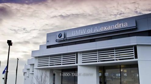 Zdewastowany salon samochodowy BMW w Egipcie [wideo]