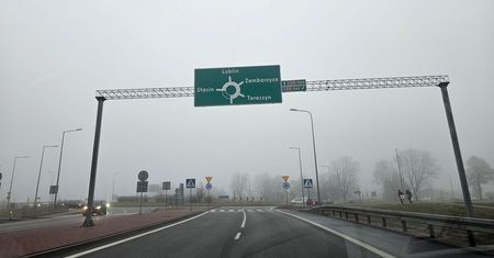 Niebezpieczne warunki na drogach! Gęsta mgła, marznące opady i gołoledź w całym regionie. IMGW wydał alerty