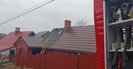 Pożar w miejscowości Świrna. Spłonął drewniany dom [Foto]