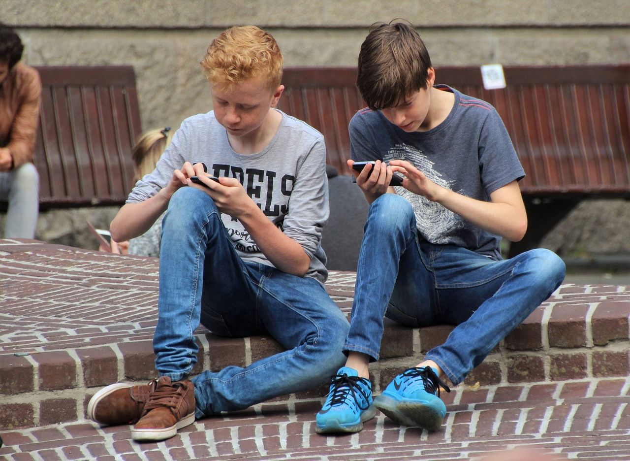 Smartfony w rękach dzieci