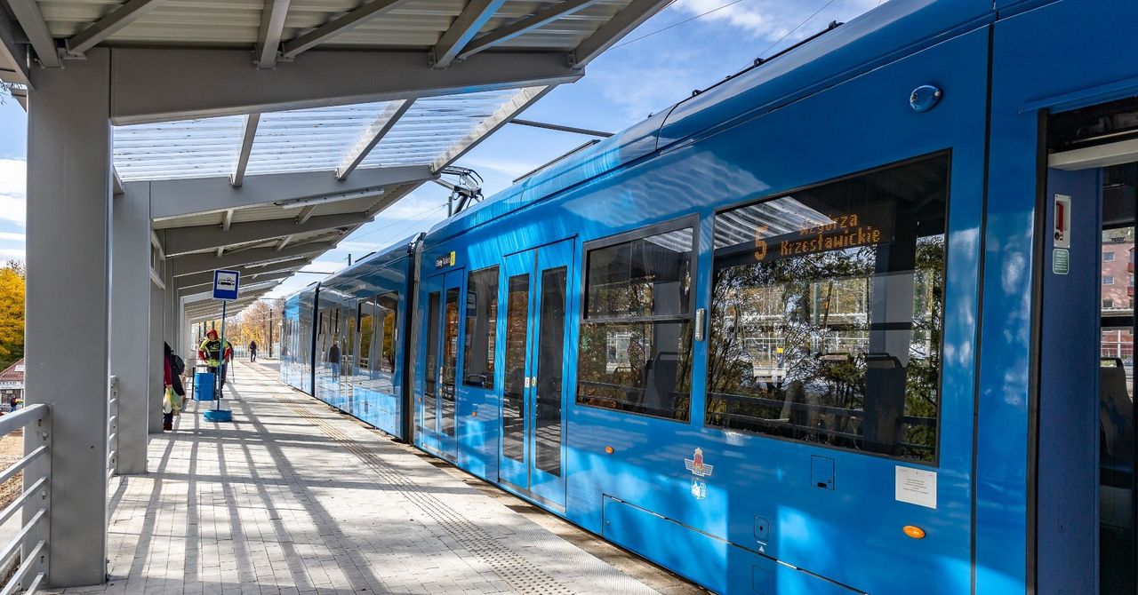 Kraków: Tramwaje wreszcie wróciły na Wzgórza Krzesławickie. Nie poznacie teraz tej pętli! Trwa budowa dworca autobusowego