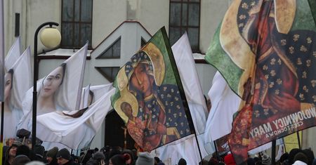 Przeszli przez miasto. W rękach nieśli różańce