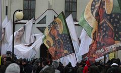 Przeszli przez miasto. W rękach nieśli różańce