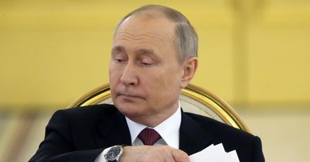 "Putin jest już po operacji" i pokazał się publicznie. Dziwne zachowanie