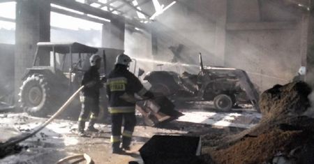 Ogromny pożar w Grabowcu. Spłonęło gospodarstwo razem z bydłem