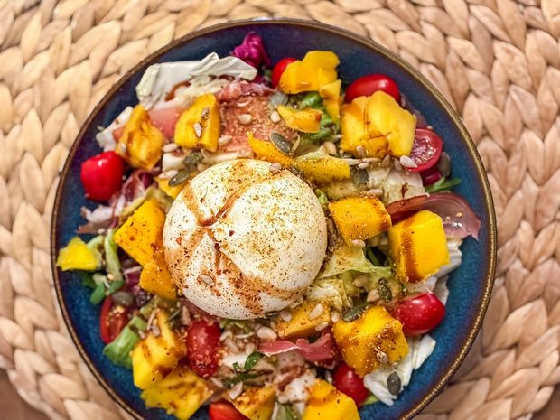 Burrata, mango i szynka parmeńska - połączenie, które uzależnia od pierwszego kęsa