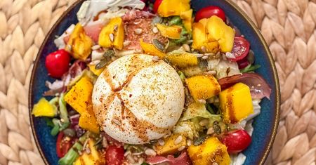 Burrata, mango i szynka parmeńska - połączenie, które uzależnia od pierwszego kęsa