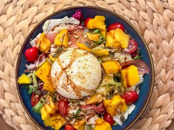 Burrata, mango i szynka parmeńska - połączenie, które uzależnia od pierwszego kęsa