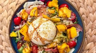 Burrata, mango i szynka parmeńska - połączenie, które uzależnia od pierwszego kęsa