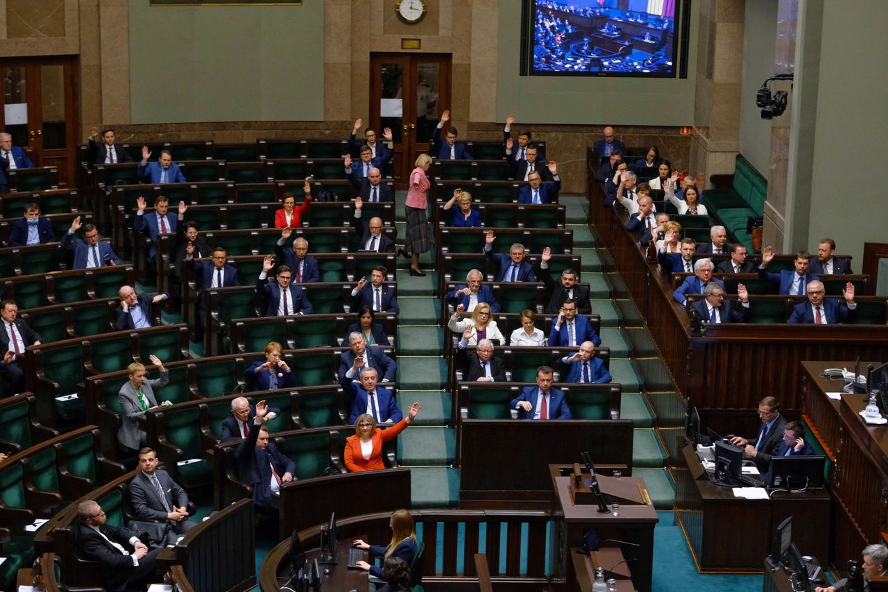 Poseł KO wysłał list do marszałek Witek. Powodem nadgodziny strażników