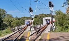 Szokujące nagranie. Dzieci na rowerach, za nimi pociąg