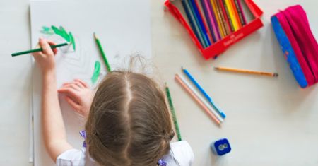Międzynarodowy Dzień Osób Leworęcznych. Jak wspomagać rozwój dziecka leworęcznego? Psycholog podpowiada